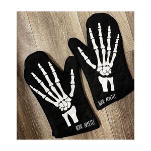 NWT Skeleton Oven Mitts